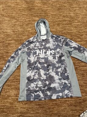 Huk Men’s Gray Camo Long Sleeve Hooded Swim Shirt